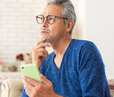 不動産の売却について考える男性のイメージ
